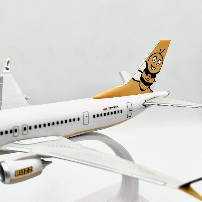 Boeing B737 MAX 8 Buzz 1:200 PPC