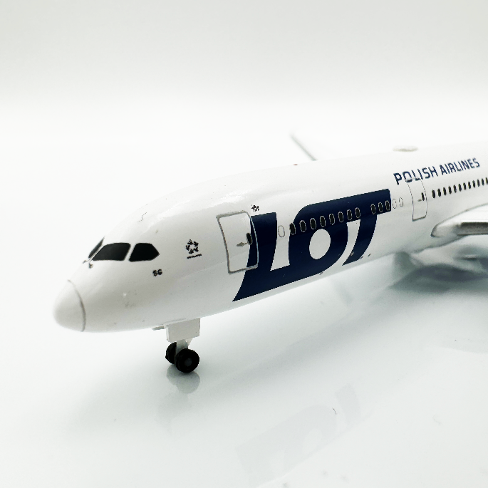 Boeing B787-9 LOT 1:500 Herpa