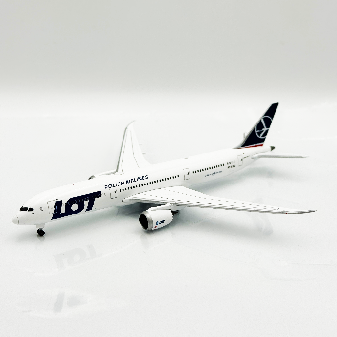 Boeing B787-9 LOT 1:500 Herpa