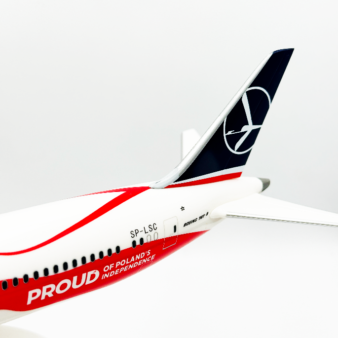 Boeing B787-9 LOT Niepodległy 1:200 Herpa