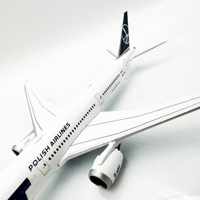 Boeing B787-9 LOT 1:500 Herpa