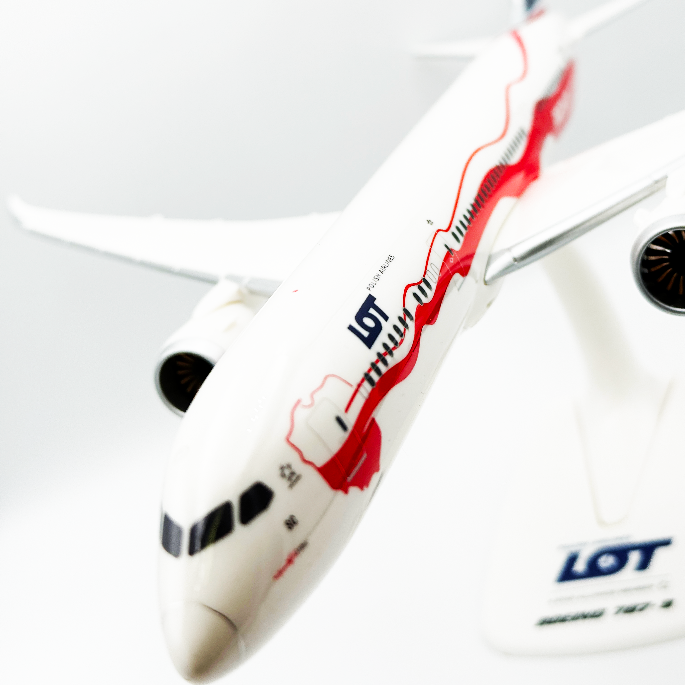 Boeing B787-9 LOT Niepodległy 1:200 Herpa